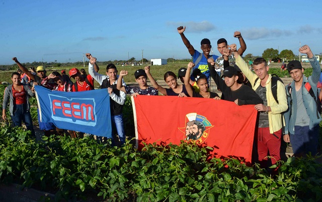 Jóvenes junto al pueblo camagüeyano. Jóvenes junto al pueblo camagüeyano.