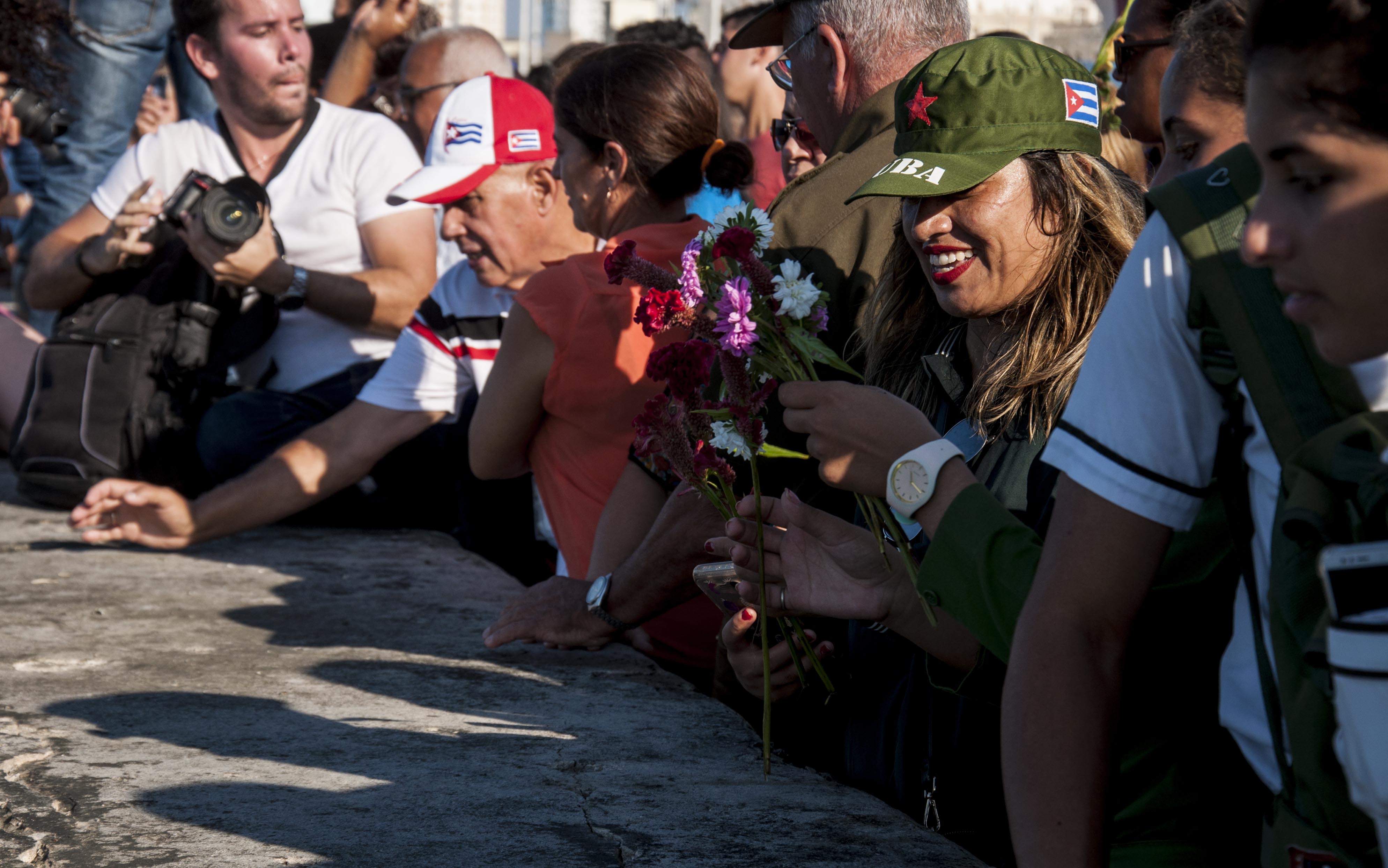 Personas de todo el mundo se acercaron al malecón a rendir homenaje a Camilo Cienfuegos Personas de todo el mundo se acercaron al malecón a rendir homenaje a Camilo Cienfuegos