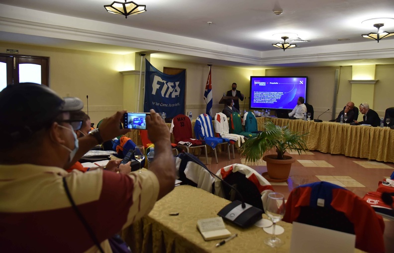 Intercambio entre los directivos de la AFC