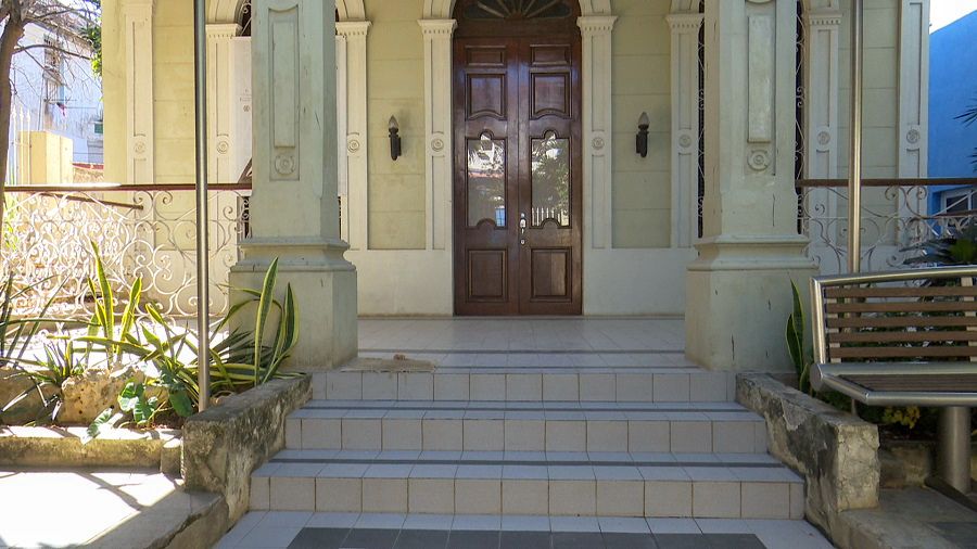 Fachada de la Galería Villa Manuela de la Uneac