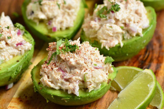 Aguacate relleno-ensalada de pollo con piña