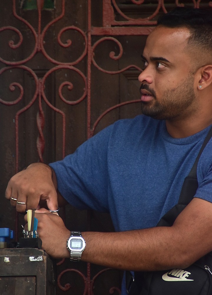 Reparador de fosforeras en la calle Infanta, La Habana Reparador de fosforeras en la calle Infanta, La Habana