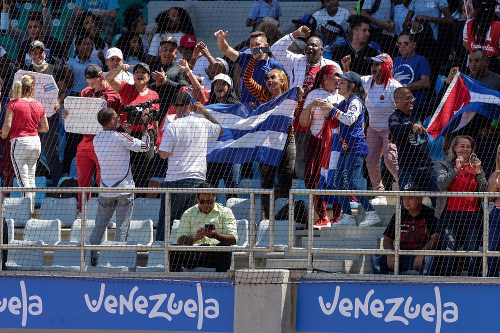 El público celebra. Agricultores vs Curazao en la Serie del Caribe