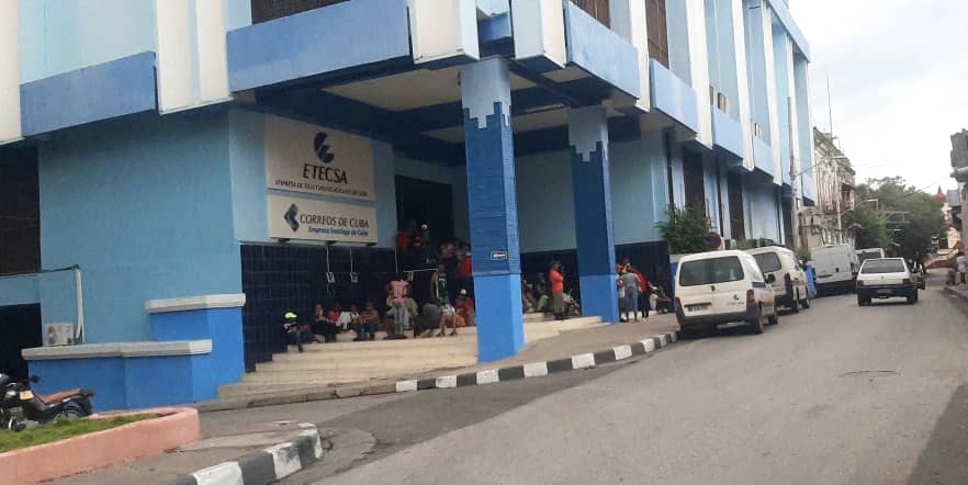 En los locales de ETECSA se le cargan equipos a la población En los locales de ETECSA se le cargan equipos a la población