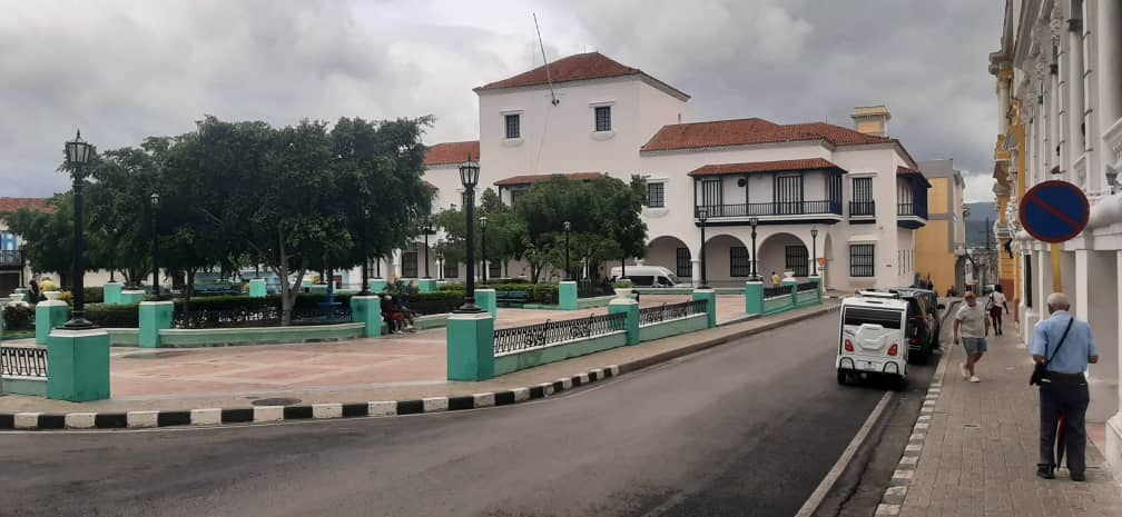 El parque Céspedes y sus alrededores al mediodía de hoy El parque Céspedes y sus alrededores al mediodía de hoy