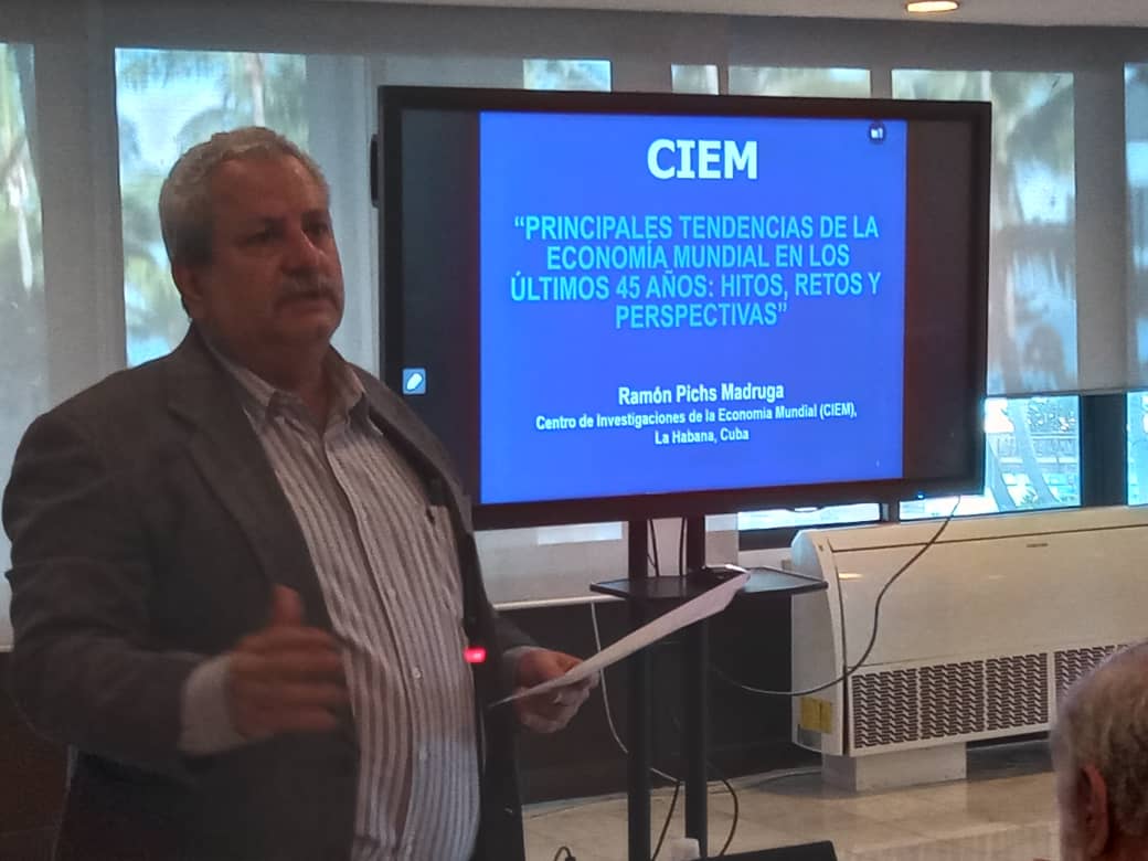 Según el Doctor en Ciencias Económicas Ramón Pichs Madruga, director del CIEM, bien intensa ha sido la labor académica e investigativa de la institución en sus 45 años Según el Doctor en Ciencias Económicas Ramón Pichs Madruga, director del CIEM, bien intensa ha sido la labor académica e investigativa de la institución en sus 45 años