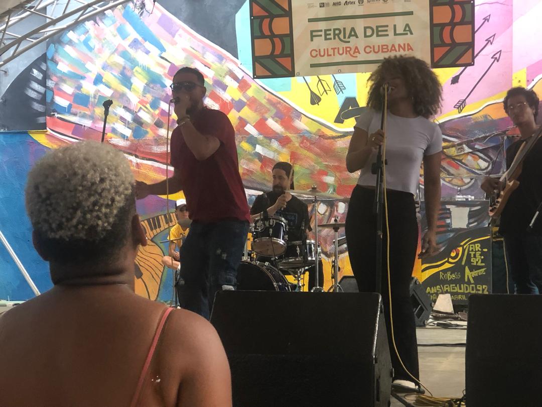 Anthony Bravo y su banda en el Pabellón Cuba Anthony Bravo y su banda en el Pabellón Cuba