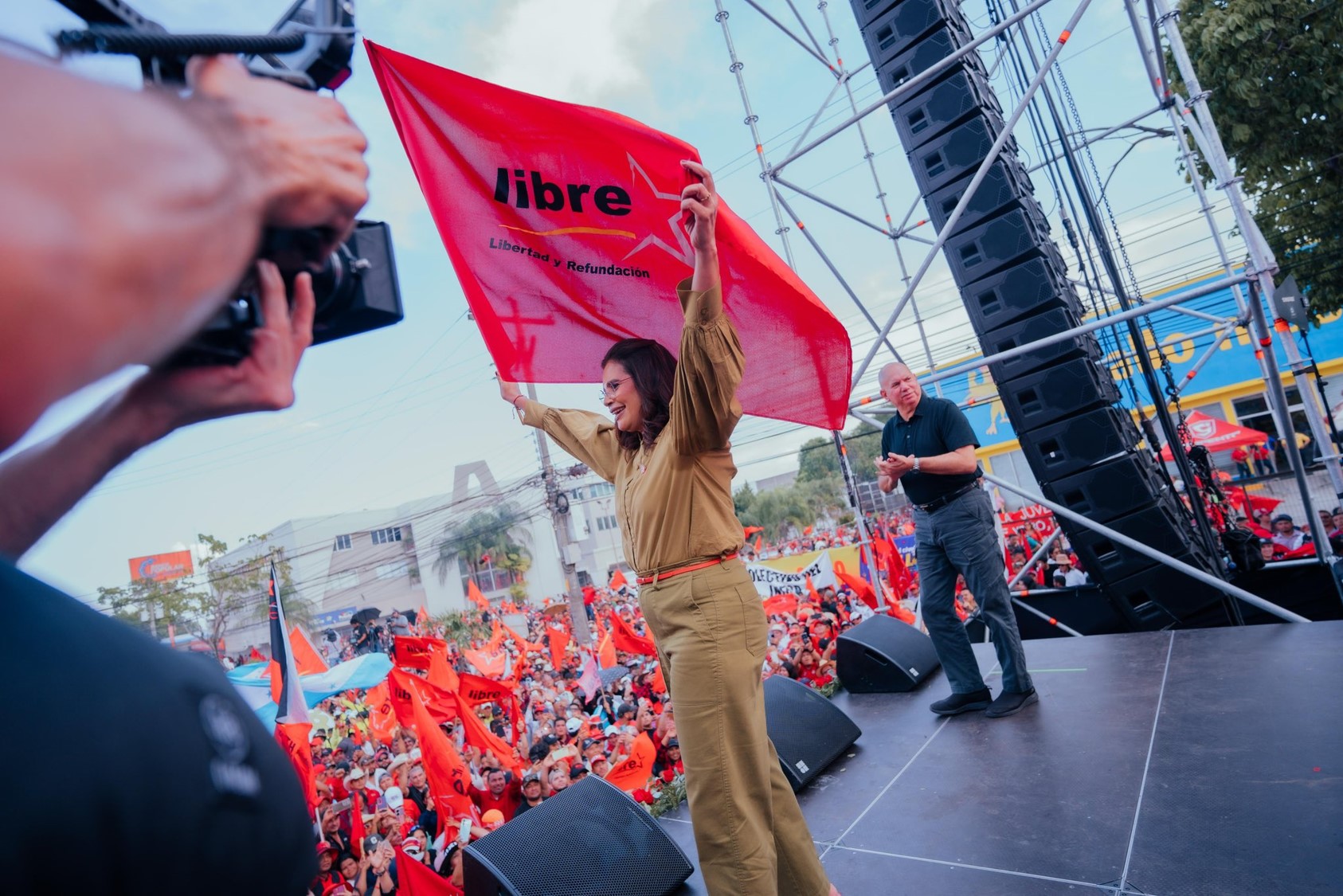 Movilización masiva en la ciudad de San Pedro Sula respalda la candidatura de Rixi Moncada. Foto: Tomada de @RixiPresidenta en X