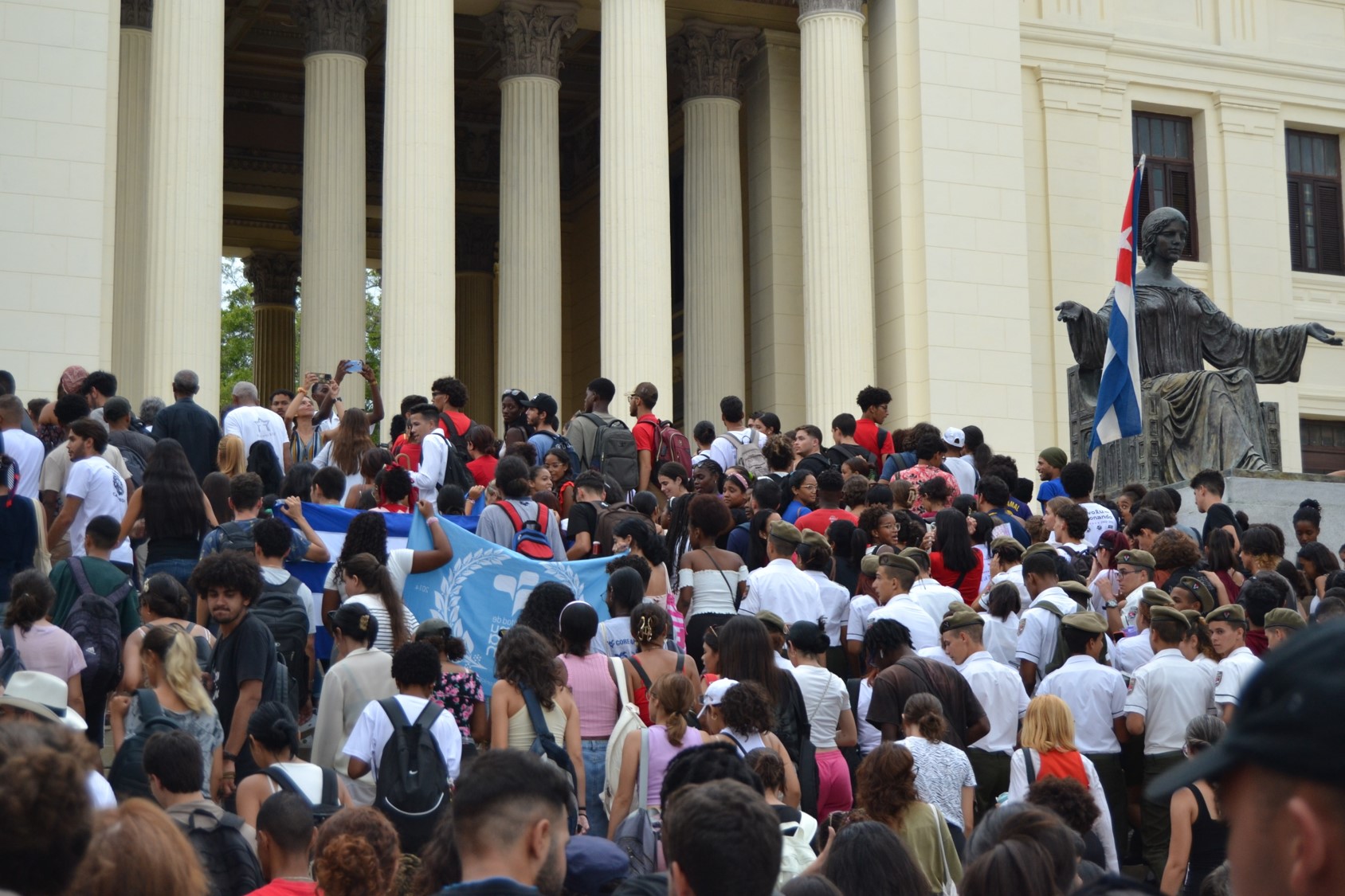 Jóvenes de Cuba recordaron el ingreso de Fidel a la Universidad de La Habana en la carrera de Derecho. Fotos: Sheila Moten / Cubahora