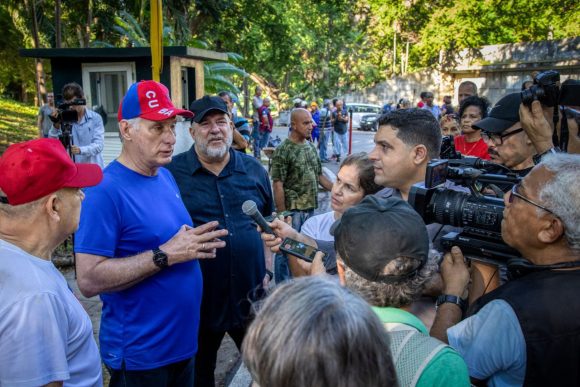 Díaz-Canel: Todos los días hay que combatir, todos los días uno tiene que proponerse qué hacer bien por su ciudad, por su comunidad, por su familia, por #Cuba.