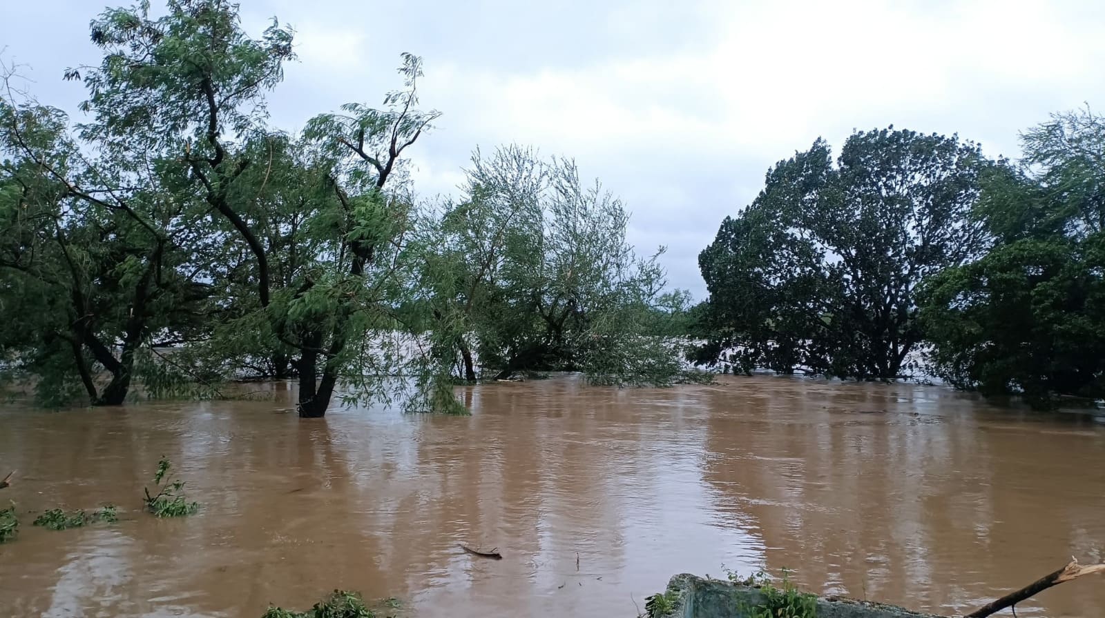 Río Bayamo fuera de su cause