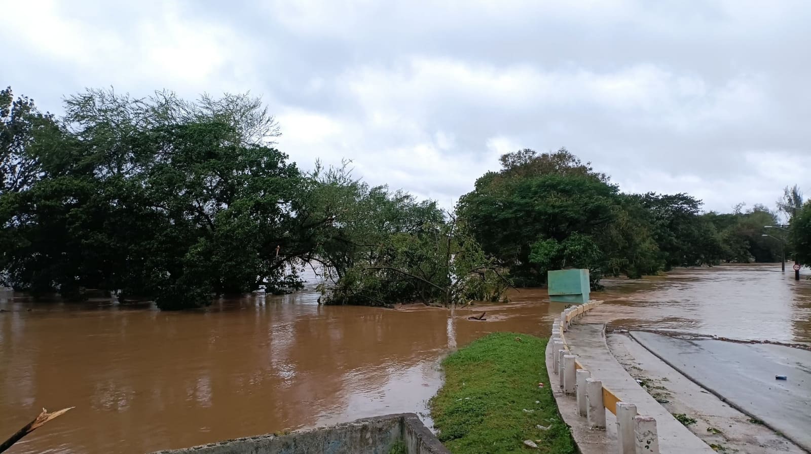 Río Bayamo fuera de su cause.