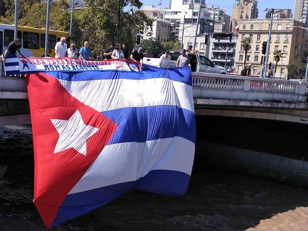 Banderazo de apoyo a Cuba en puente sobre el río Mapocho de Chile. Foto: Prensa Latina